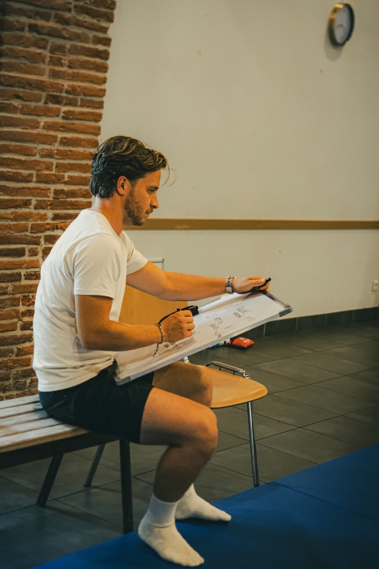 Alix préparant un programme d'activité physique adaptée sur son ardoise